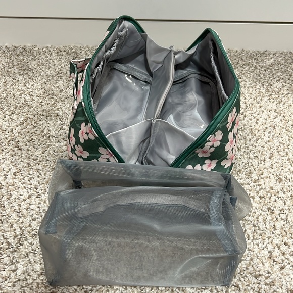 NWOT Fighting Eel Makeup bag - Picture 2 of 2